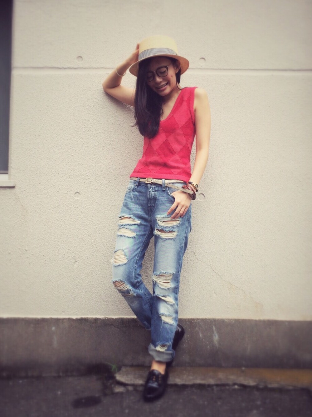 ブルー系のデニムパンツ、ブラック系のドレスシューズ、ベージュ系のハットを着用したレディースの夏コーディネートの1枚目の写真