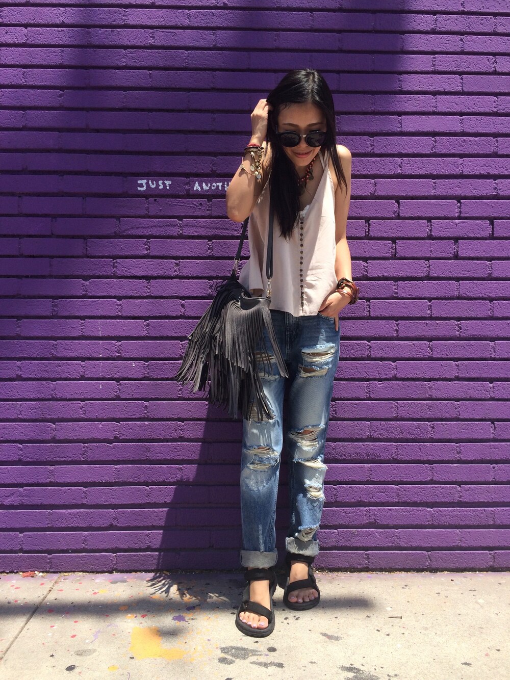 ベージュ系のタンクトップ、ホワイト系のタンクトップ、ブラック系のサンダルを着用したレディースの夏コーディネートの1枚目の写真