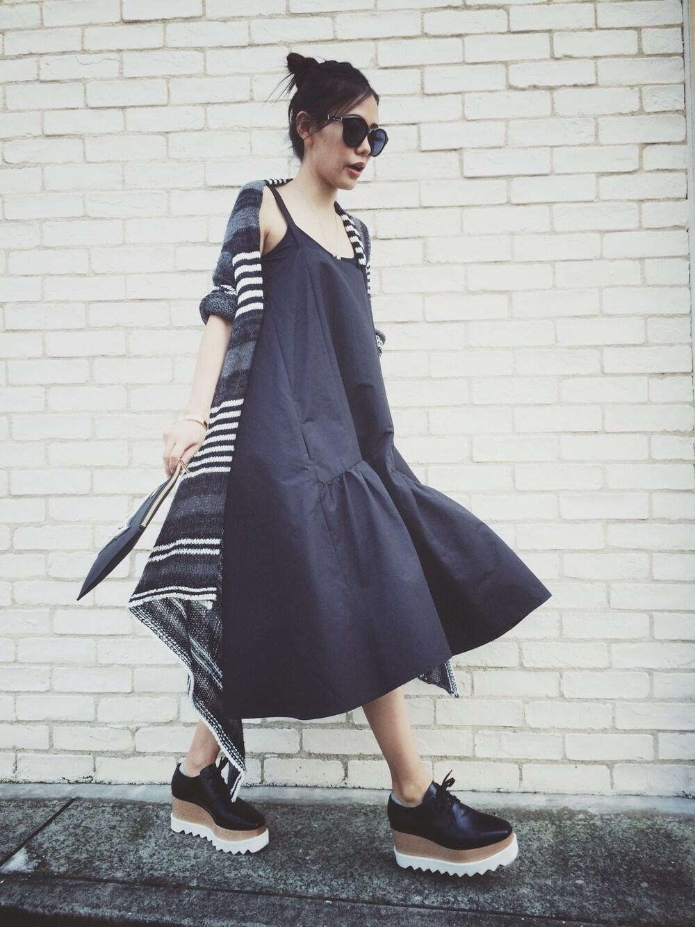 「晩夏、ガウン、Stella McCartney、新作、クラッチバッグ、黒、ワンピース、秋のコーデ、ootd、オールブラック」｜「STELLA McCARTNEYのStella McCartney Stella Mccartney Faux Patent-Leather Platform Brogues（その他シューズ、ブラック系）」を使った、HAL さん（レディース・155cm）の秋コーディネートの1枚目の写真
