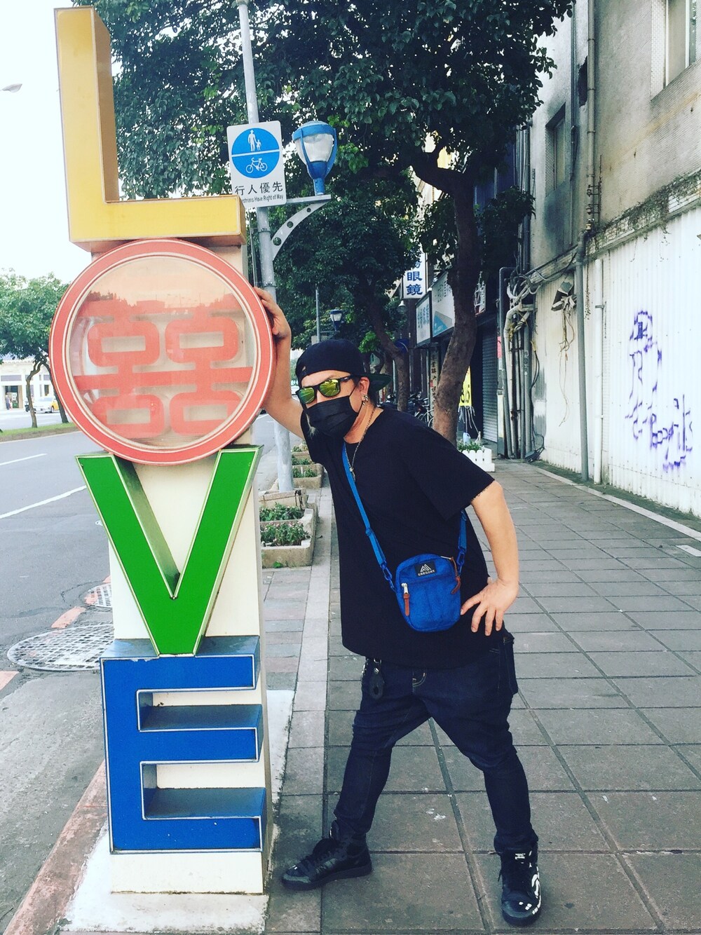 「黒、デニムパンツ、スニーカー、LIVE、LOVE、street、STYLE、musk」｜「adidas Originalsのアイテム（スニーカー、ブラック系）」を使った、kAzuKiさん（メンズ・169cm）の秋コーディネートの1枚目の写真