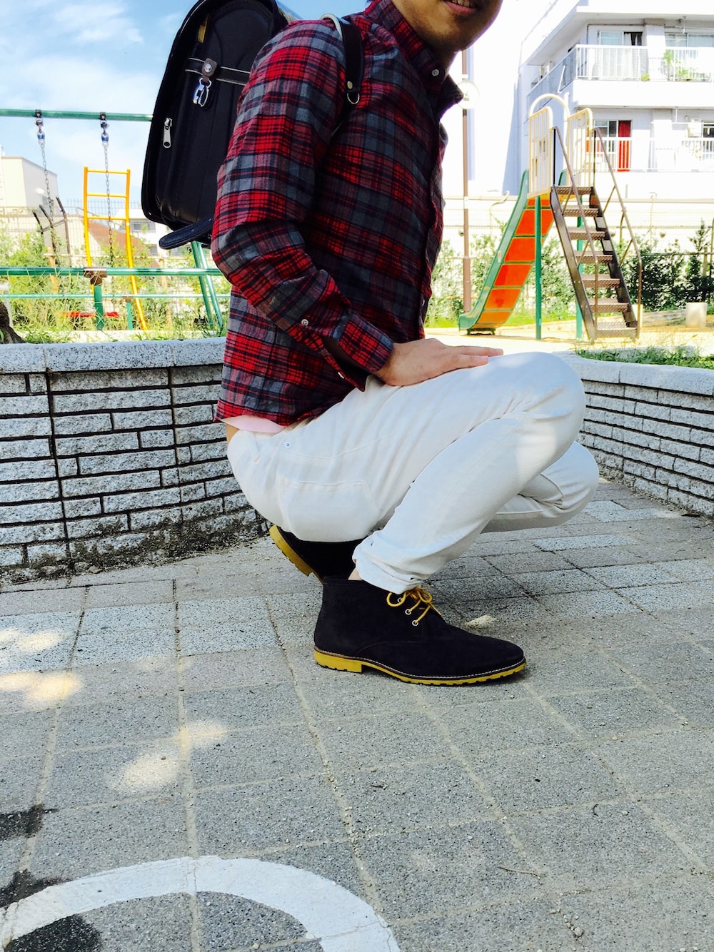 ブラウン系のブーツ、ブラウン系のバックパック/リュック、ブラック系のシャツ/ブラウスを着用したメンズの秋コーディネートの1枚目の写真