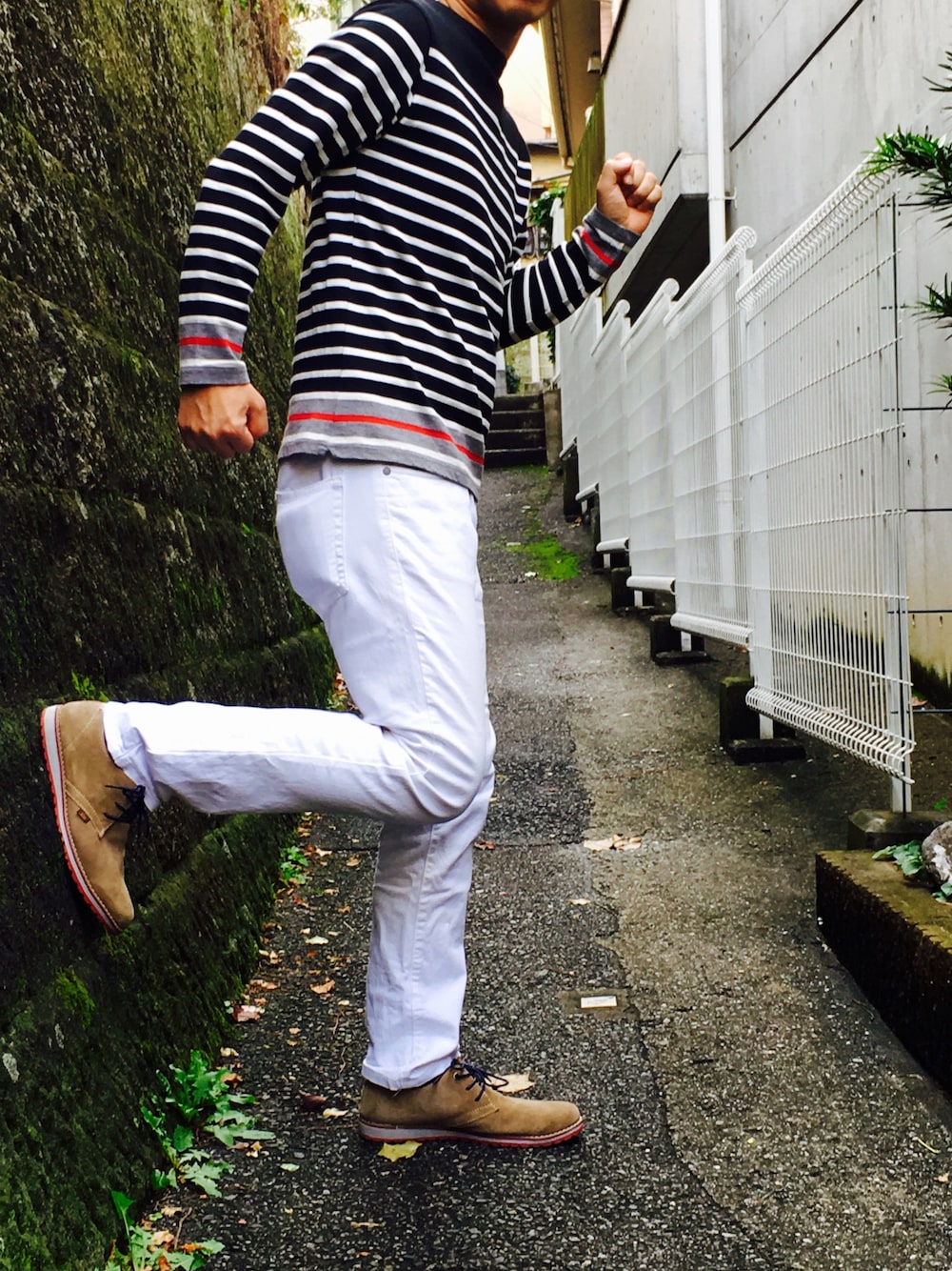 ベージュ系のドレスシューズ、ブラック系のTシャツ/カットソー、ホワイト系のパンツを着用したメンズの秋コーディネートの1枚目の写真