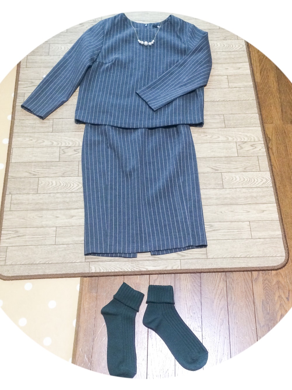 「UNIQLO、全身ユニクロ、セットアップ、プチプラ、シンプル、大人コーデ、秋のコーデ、ユニクロ」｜「UNIQLOのWOMEN ペンシルスカート（ストライプ）（スカート、グレー系）」を使った、Tomomi Maekawaさん（レディース・157cm）の夏コーディネートの1枚目の写真