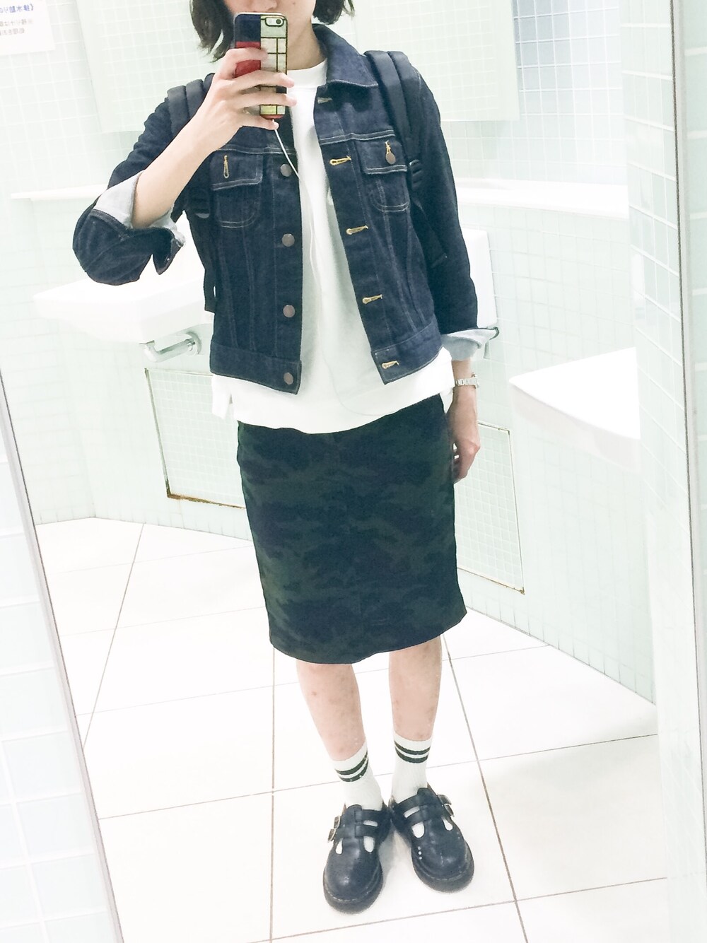 「シンプル、シンプルコーデ、UNIQLO、ユニクロ、無印良品、プチプラ、プチプラコーデ、デニムジャケット、カモフラ、カモフラスカート」｜「無印良品のオーガニックコットン混デニムブルゾン（デニムジャケット、ブルー系）」を使った、Tomomi Maekawaさん（レディース・157cm）の秋コーディネートの1枚目の写真