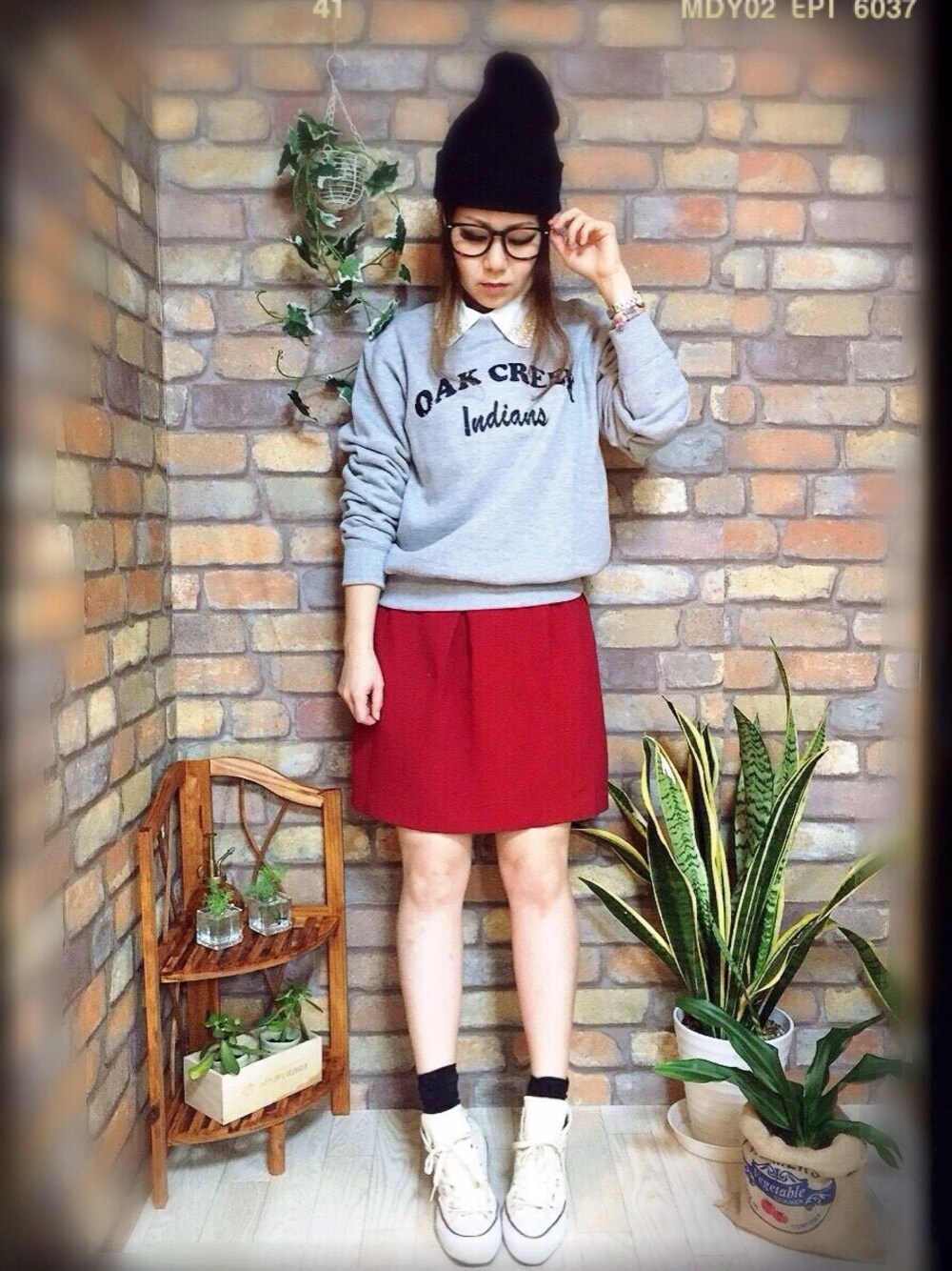「CHEAP THRILLS、スウェット×シャツ、赤いスカート、リメイク、ニット帽、converse、ソックス、ダテメガネ」｜「CHEAP THRILLS【チープスリル】のOKE CREEKロゴクルーネックスウェット  10オンスの裏毛素材に、 プリントを施したクルーネックのスウェット シンプルなデザインで着まわし力は抜群！ 柔らかな生地の質感と、 程よくゆとりのあるシルエットで 着心地の良い一枚。 流行に左右されず、 長く付き合って頂けるアイテムです。 【商品詳細】 ☆素材 10oz裏毛　綿：100％ ☆サイズ 身幅：51cm 着丈：61cm 袖丈：56cm  （スウェット、グレー系）」を使った、CHEAP THRILLSさん（レディース・156cm）の冬コーディネートの1枚目の写真