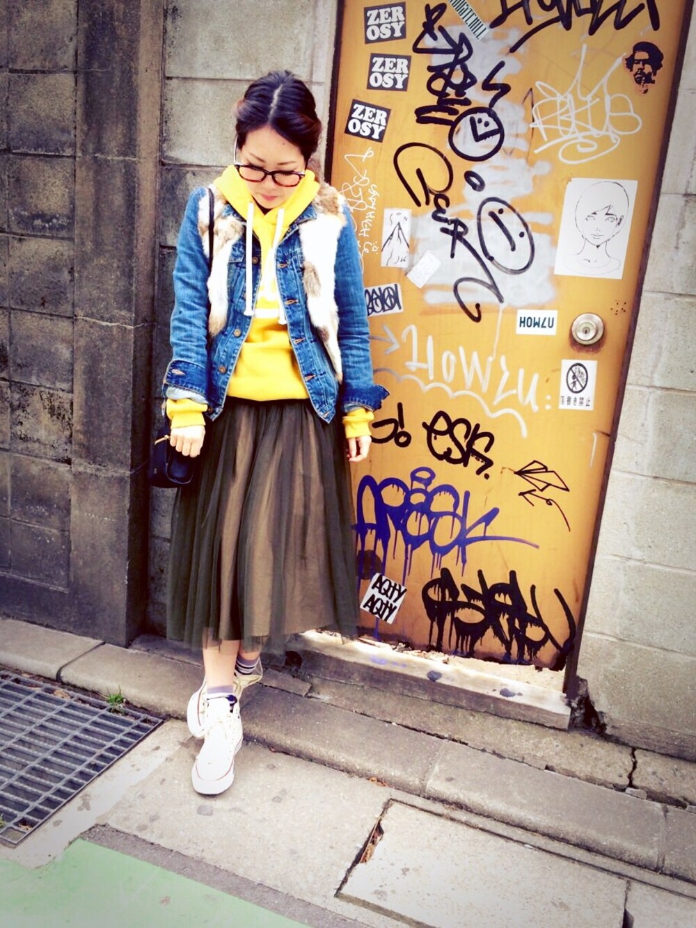 「CHEAP THRILLS、アウターONアウター、Gジャン×パーカー、Gジャン、ファーベスト、チュールスカート、converse、デニム」｜「CHEAP THRILLSのUCLAロゴスウェットパーカー（パーカー、イエロー系）」を使った、CHEAP THRILLSさん（レディース・156cm）の冬コーディネートの1枚目の写真