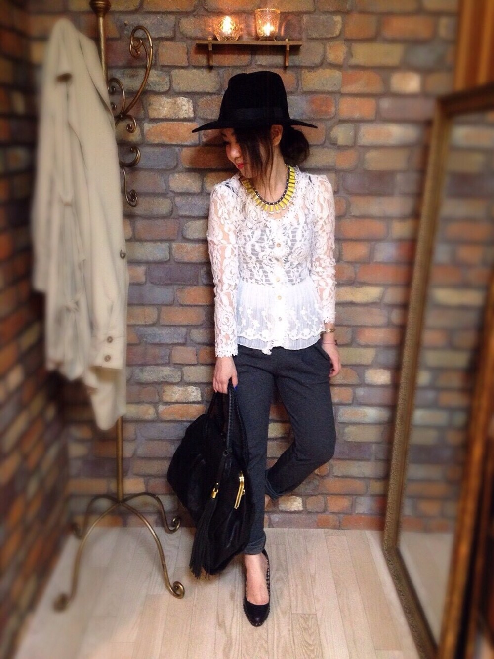 「CHEAP THRILLS、ぺプラムトップス、スウェットパンツ、レース、ハット、大振りアクセサリー」｜「CHEAP THRILLSのレースペプラムブラウス（シャツ/ブラウス、ホワイト系）」を使った、CHEAP THRILLSさん（レディース・156cm）の春コーディネートの1枚目の写真