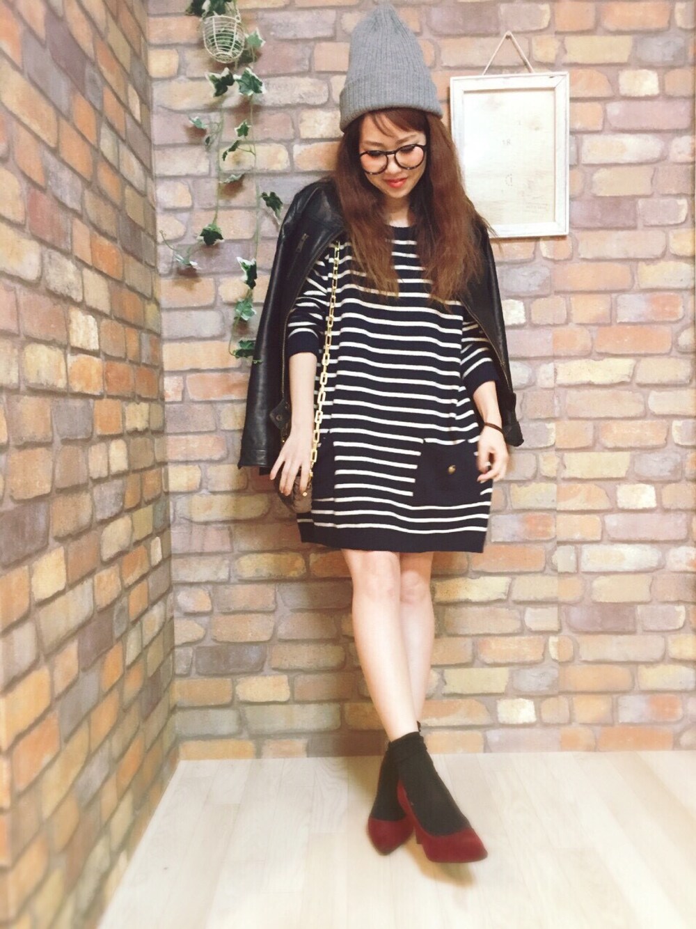 「CHEAP THRILLS、ニットワンピース、ボーダー、ライダース、ソックス、パンプス、赤、ニット帽、Tory Burch、カジュアル」｜「CHEAP THRILLS【チープスリル】のカレッジボタンボーダーニットワンピース（チュニック、ブルー系）」を使った、CHEAP THRILLSさん（レディース・156cm）の冬コーディネートの1枚目の写真