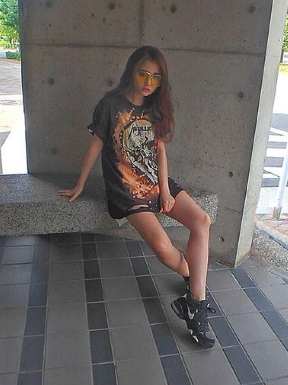 ブラック系のスニーカー、ブラック系のTシャツ/カットソーを着用したレディースの夏コーディネートの1枚目の写真