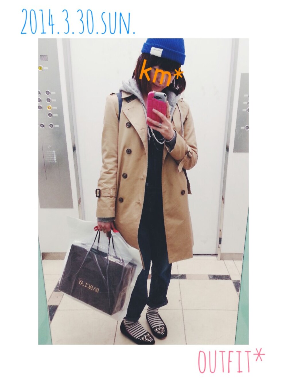 ベージュ系のトレンチコート、ブルー系のサロペット/オーバーオール、グレー系のパーカーを着用したレディースの春コーディネートの1枚目の写真