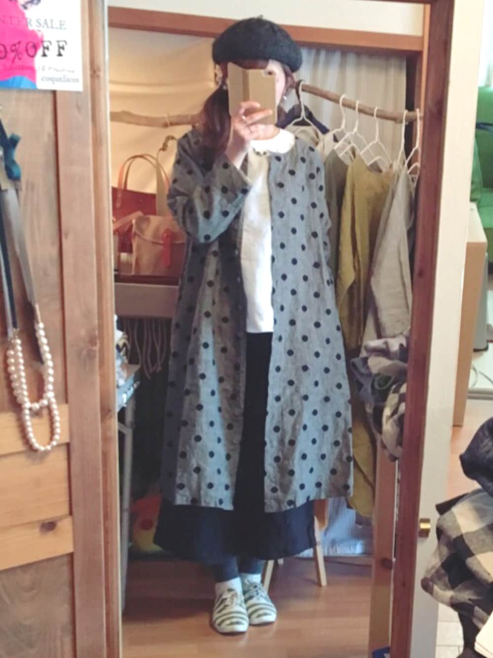 「ドット柄#モノトーン#ロングコート#春コート」｜「Louramemのアイテム（シャツ/ブラウス、ホワイト系）」を使った、konamiさん（レディース・164cm）の冬コーディネートの1枚目の写真