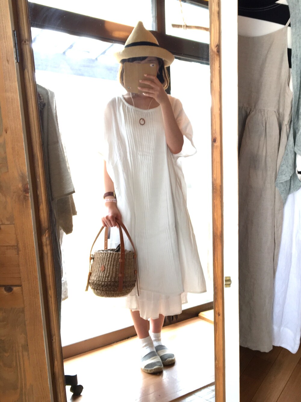 「白ワンピ#とんがり帽子#おでかけ、08mab#FrenchBull、ナチュラル#セレクトショップ#coquelicot#コクリコ、飛騨高山」｜「08mabのアイテム（ワンピース、ホワイト系）」を使った、konamiさん（レディース・164cm）の夏コーディネートの1枚目の写真