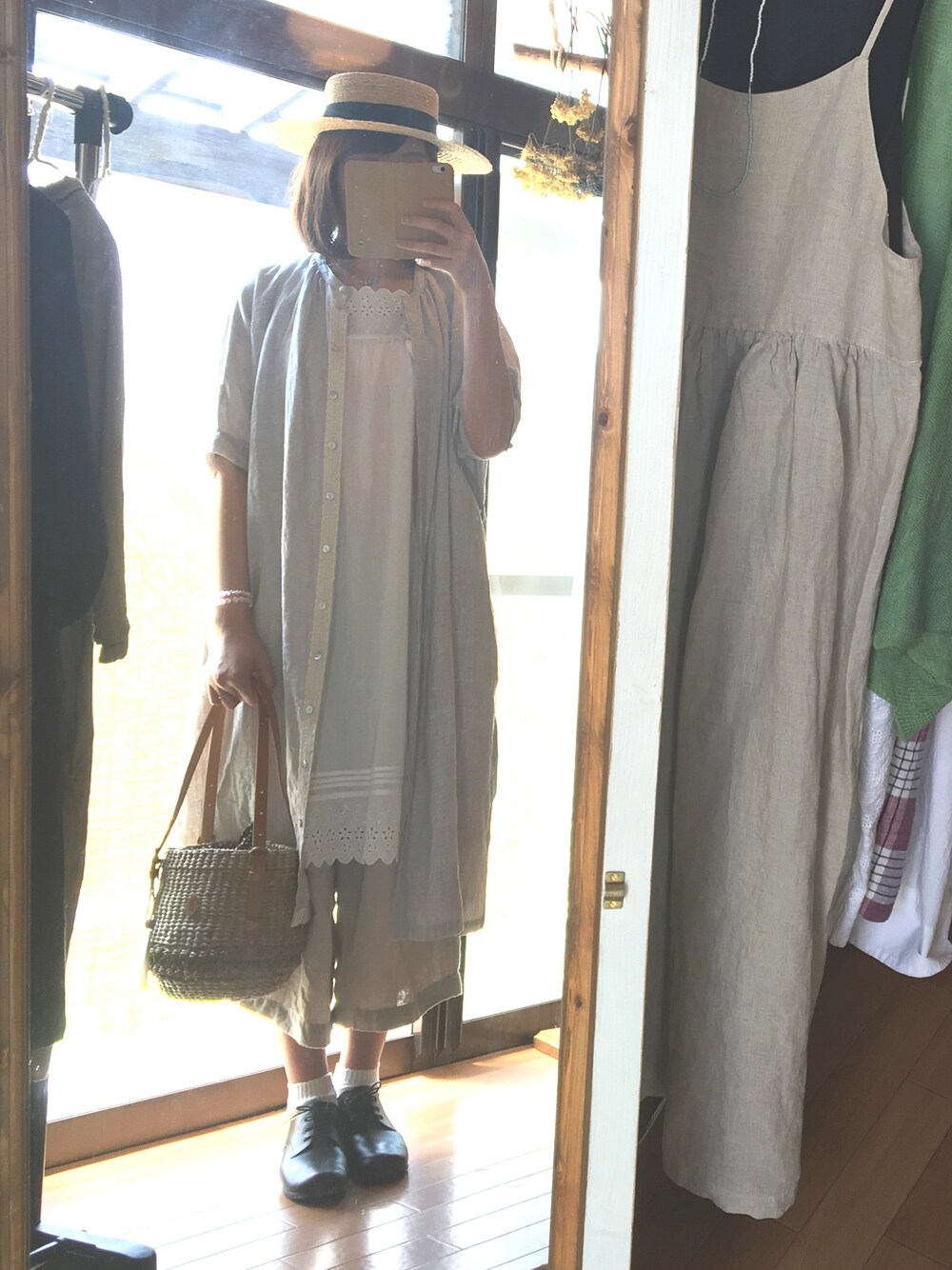 「シャツワンピ#リネン、キャミワンピ#レース、リネンガウチョ、エリフェ#ELLIFE、ナチュラル#大人服#セレクトショップ、コクリコ#coquelicot」｜「ELLIFEのアイテム（シャツワンピース、グレー系）」を使った、konamiさん（レディース・164cm）の夏コーディネートの1枚目の写真