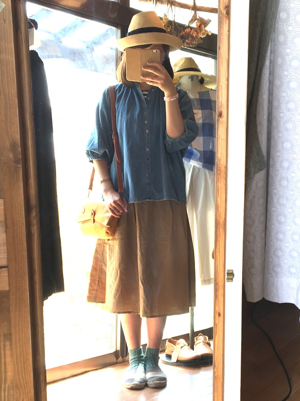 「デニムシャツ#Brocante、フランセスカート#Brocante、ハット#麦わら、ナチュラルセレクトショップ、コクリコ#coquelicot#飛騨高山」｜「Brocanteのアイテム（シャツ/ブラウス、ブルー系）」を使った、konamiさん（レディース・164cm）の夏コーディネートの1枚目の写真