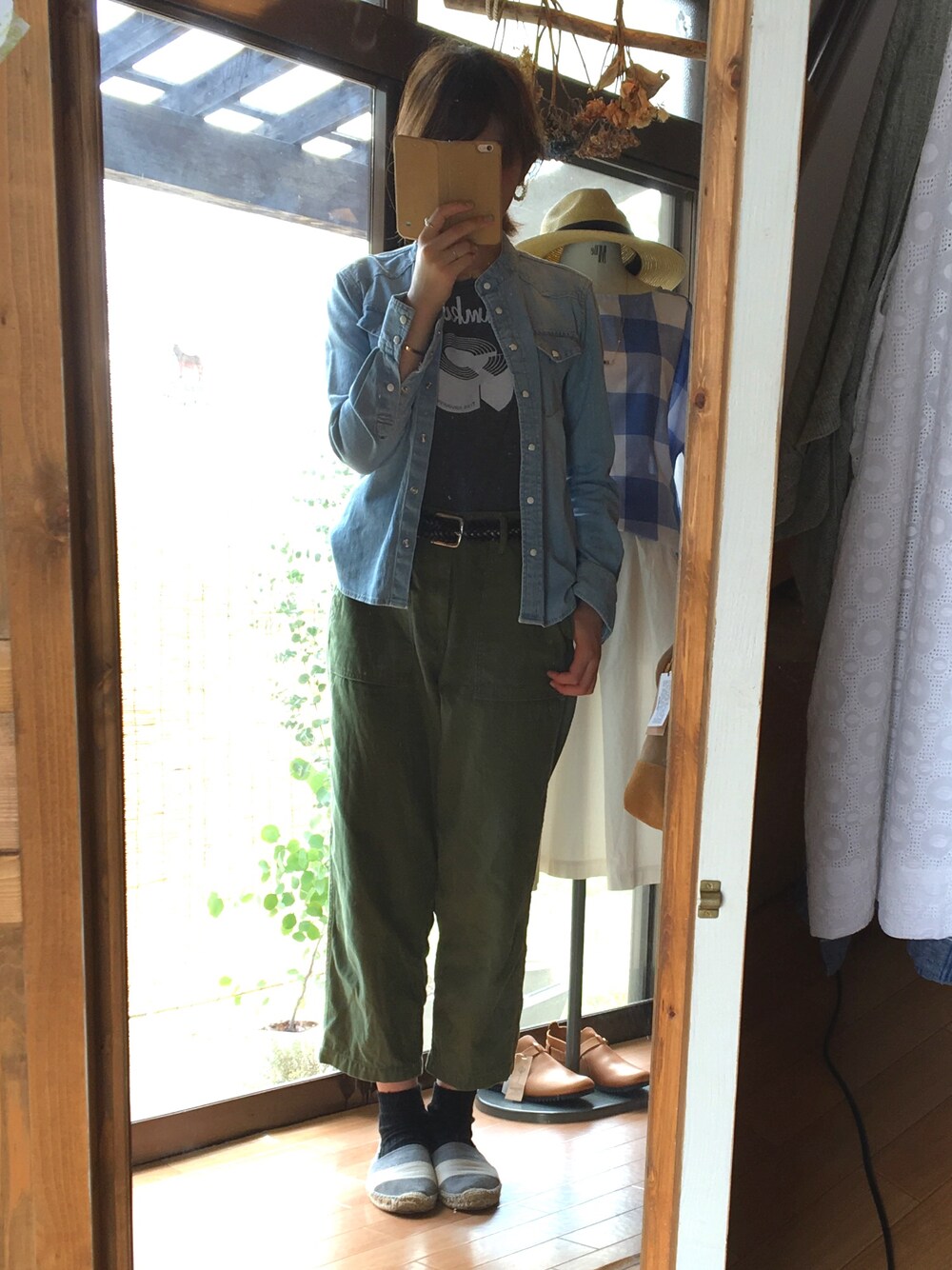 「ノーカラー#デニムシャツ#ダメージ#Hub&spoke、バウムクーヘン#Tシャツ、カーキ#ワイドパンツ#Brocante、ナチュラル#セレクトショップ#コクリコ#coquelicot」｜「Hub&Spokeのアイテム（シャツ/ブラウス、ブルー系）」を使った、konamiさん（レディース・164cm）の夏コーディネートの1枚目の写真