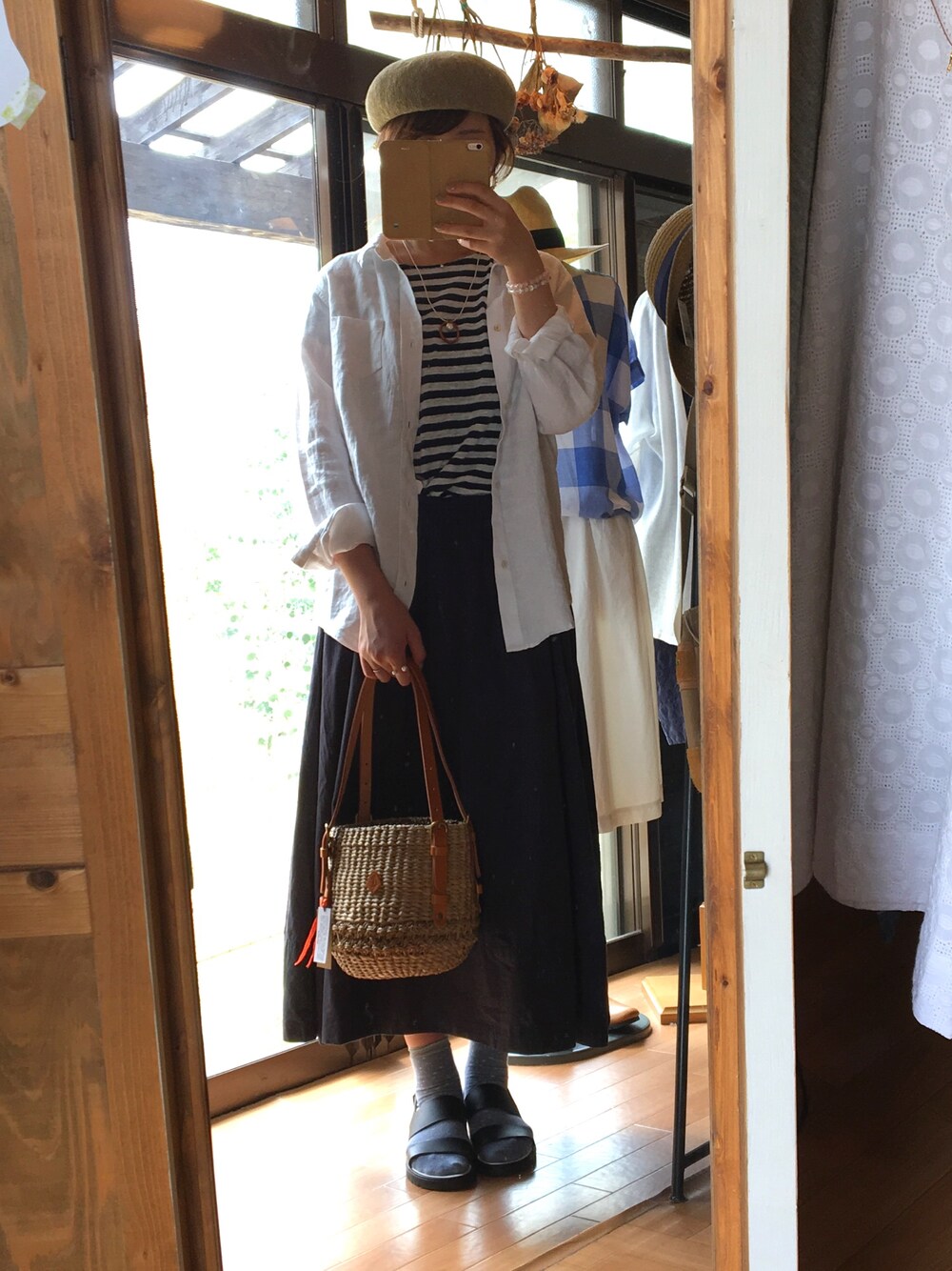「白#リネンシャツ、ボーダー#モノトーン、カゴバッグ#ベレー帽、ナチュラル#コーデ、セレクトショップ#コクリコ#coquelicot、飛騨高山」｜「08mabのアイテム（シャツ/ブラウス、ホワイト系）」を使った、konamiさん（レディース・164cm）の夏コーディネートの1枚目の写真