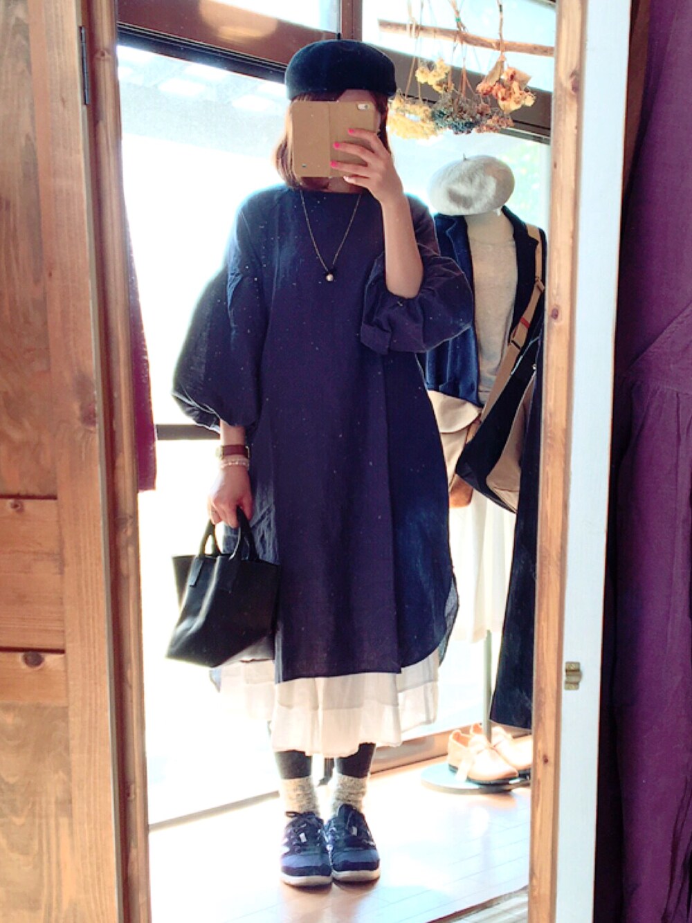 「リンネル#リンネル掲載、バルーンスリーブワンピ、秋#コーデ、ベレー帽#レザーバッグ、ナチュラル#セレクトショップ#coquelicot」｜「08mabのアイテム（ワンピース、ブルー系）」を使った、konamiさん（レディース・164cm）の秋コーディネートの1枚目の写真