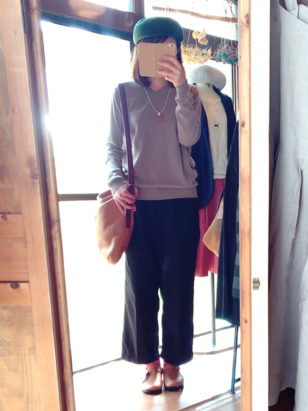 「スーピマ綿#Vネックニット#UNIVERSALWEAR、ワイドパンツ#グラントラウザー#Brocante、ベレー帽#Frenchbull、ナチュラル#セレクトショップ#coquelicot、飛騨高山」｜「UNIVERSALWEARのアイテム（ニット/セーター、グレー系）」を使った、konamiさん（レディース・164cm）の秋コーディネートの1枚目の写真