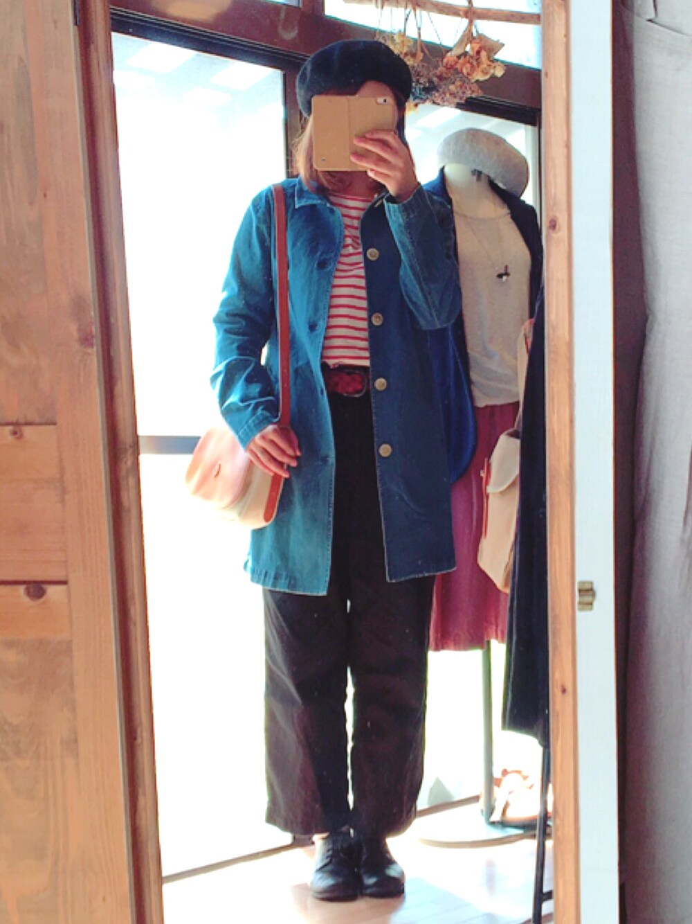 「フレンチカジュアル#ボーダー#赤ボーダー、デニムコート#ワイドパンツ、ナチュラル#セレクトショップ#coquelicot#コクリコ#ひだたかやま」｜「Hub&Spokeのアイテム（その他アウター、ブルー系）」を使った、konamiさん（レディース・164cm）の秋コーディネートの1枚目の写真