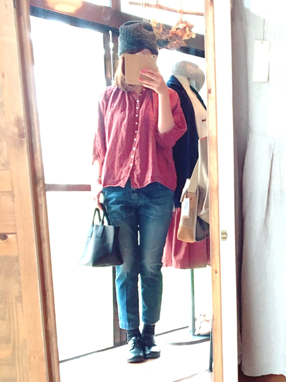 「秋色#秋コーデ、リネンシャツ、シュヴィルパンツ、Brocante、新作、ナチュラルセレクトショップ、コクリコ、coquelicot、飛騨高山」｜「Brocanteのアイテム（シャツ/ブラウス、レッド系）」を使った、konamiさん（レディース・164cm）の秋コーディネートの1枚目の写真