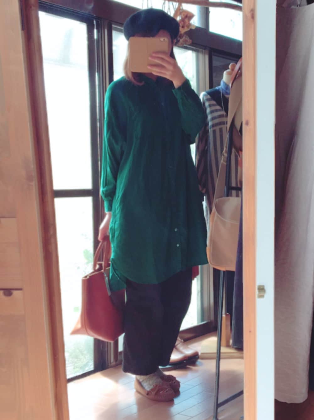 「シャツワンピ、秋色、ベレー帽、ナチュラル、セレクトショップ、coquelicot、飛騨高山、ワイドパンツ」｜「Brocanteのアイテム（シャツワンピース、グリーン系）」を使った、konamiさん（レディース・164cm）の秋コーディネートの1枚目の写真