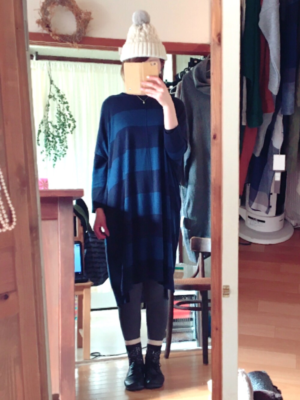 「ニットワンピ、リラックスコーデ、オトナカジュアル、冬コーデ、ニット帽、セレクトショップ、コクリコ#coquelicot」｜「08mabのアイテム（ワンピース、ブルー系）」を使った、konamiさん（レディース・164cm）の冬コーディネートの1枚目の写真