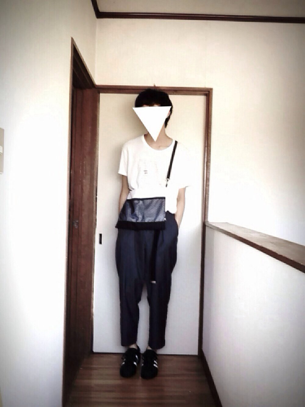 「夏、Tシャツ、スラックス、サコッシュ、タックイン、adidas、ガチャベルト」｜「WEGOのWEGO/メッシュコンビサコッシュ（ショルダーバッグ、ホワイト系）」を使った、karanoさん（メンズ・173cm）の夏コーディネートの1枚目の写真