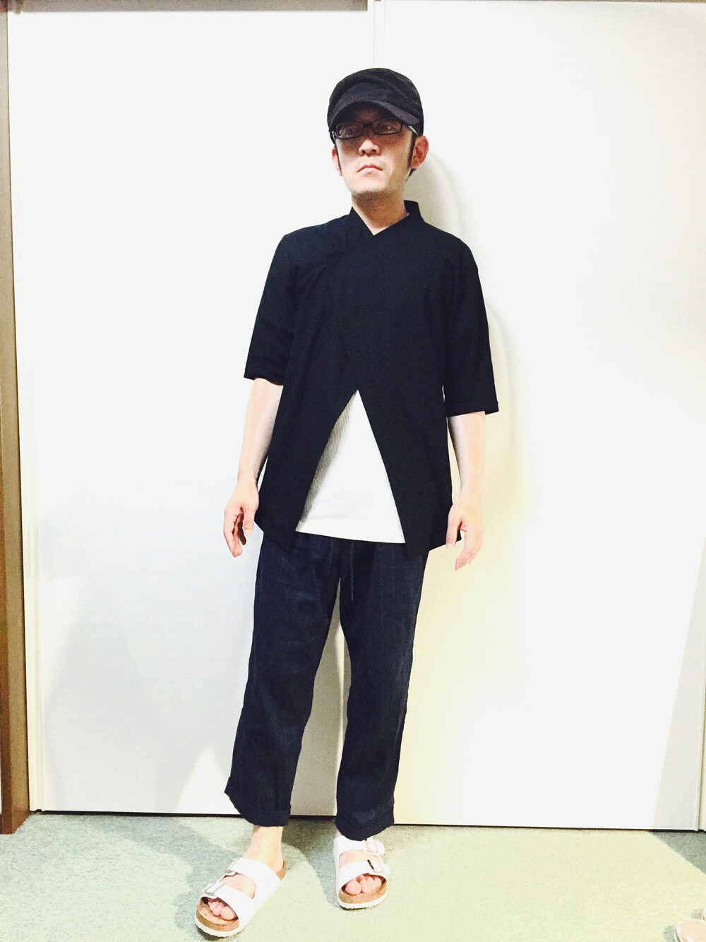 「夏、キャップ、シャツカーディガン、アンクルパンツ、サンダル」｜「TORNADO MARTのTORNADO MART∴ハニカムラップカラーシャツカーディガン（Tシャツ/カットソー、ブラック系）」を使った、golden.Kさん（メンズ・166cm）の夏コーディネートの1枚目の写真