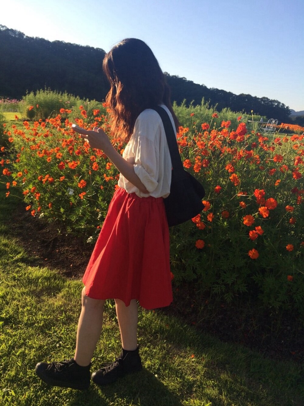 「公園、赤いスカート、シャツスタイル、Manhattan Portage、JEANASiS、E hyphen world gallary、スニーカー、converse」｜「E hyphen world galleryのムジギャザースカート（スカート、レッド系）」を使った、ym...さん（レディース・160cm）の秋コーディネートの1枚目の写真