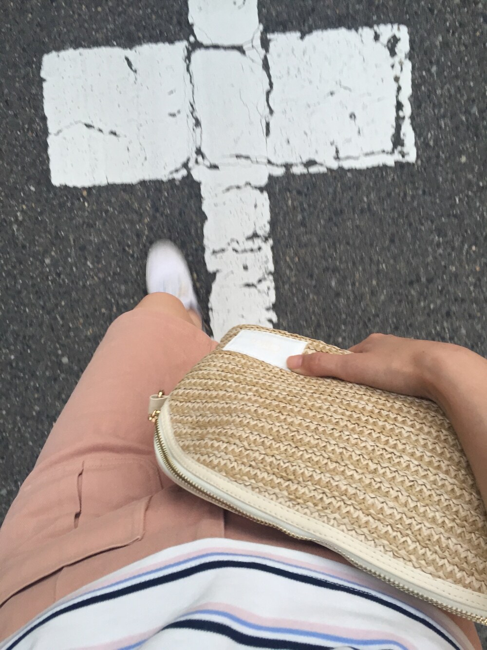 「飲み会コーデ、who's who chico、Kastane、VANS、スニーカー、クラッチバッグ、ラクチンコーデ」｜「Kastaneの【Kastane】台形スカート（スカート、ピンク系）」を使った、ym...さん（レディース・160cm）の夏コーディネートの1枚目の写真