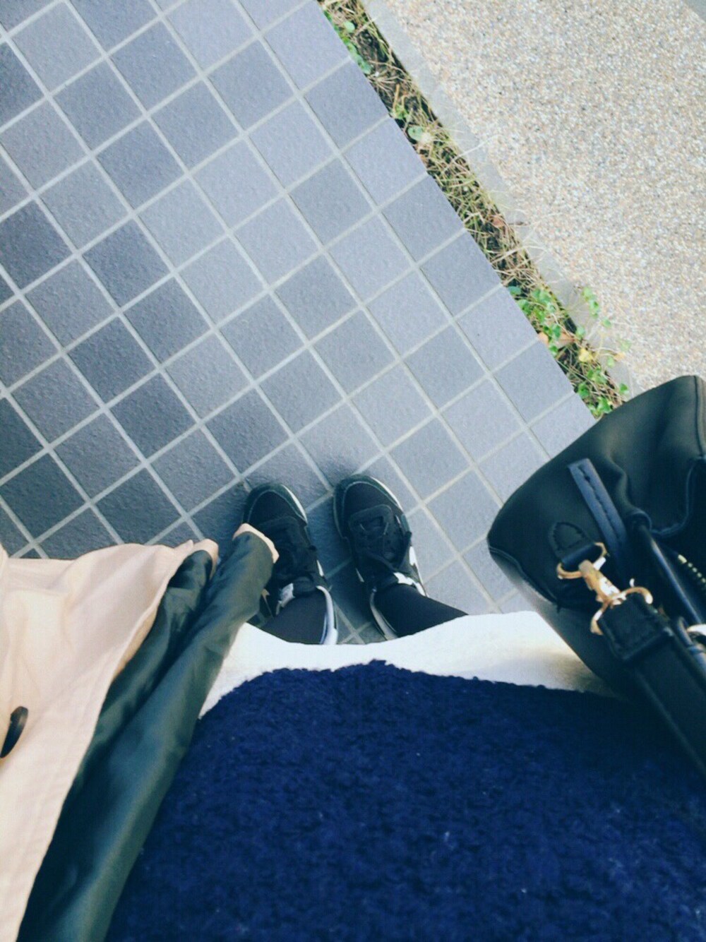 「who's who chico、BEAUTY&YOUTH UNITED ARROWS、NIKE、トレンチコート、ニット、スニーカー、白スカート」｜「NIKEのWomen's Nike® Vintage Collection Air Pegasus '83 sneakers（スニーカー、ブラック系）」を使った、ym...さん（レディース・160cm）の秋コーディネートの1枚目の写真