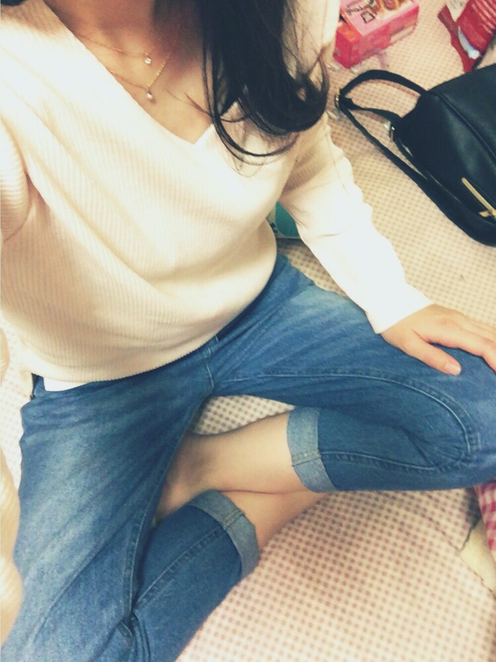 「休日スタイル、春コーデ、デニム、who's who chico、adidas、スタンスミス、大人カジュアル、outfit、お買い物」｜「Chicoの【who's who Chico】テレコVネックプルオーバー（Tシャツ/カットソー、ピンク系）」を使った、ym...さん（レディース・160cm）の春コーディネートの1枚目の写真