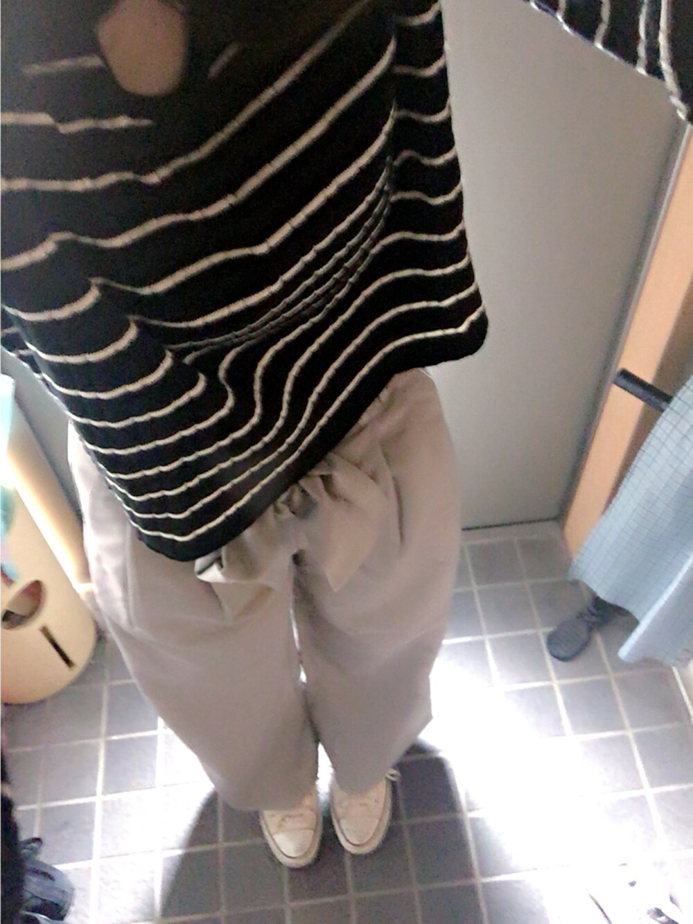 「秋のコーデ、カジュアル、ootd、ワイドパンツ、スニーカー、converse、who's who chico、ボーダー」｜「Chicoの短丈Vネックワイドリブニット（ニット/セーター、ブラック系）」を使った、ym...さん（レディース・160cm）の秋コーディネートの1枚目の写真