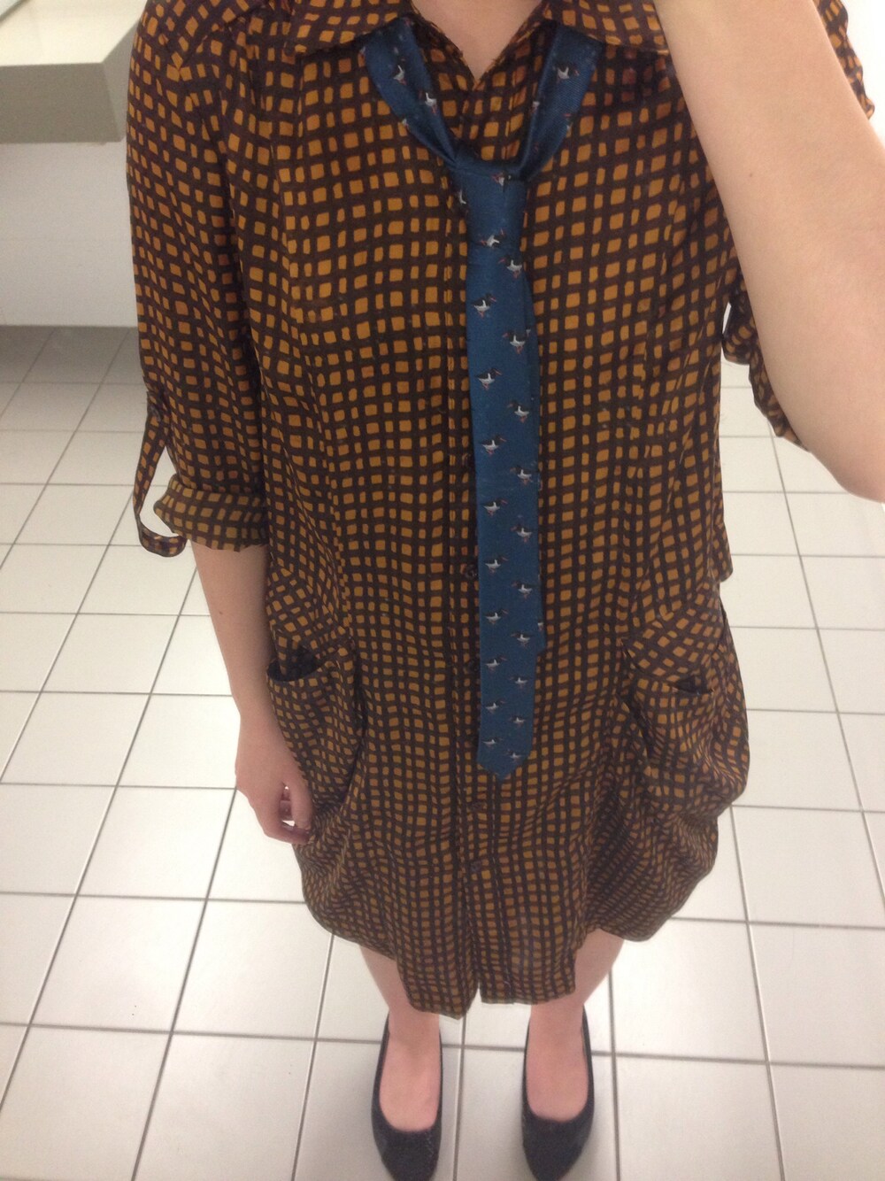「oversize、shirt like skirt、necktie」｜「La TOTALITEのSTATUSポインテッドバレーシューズ（バレエシューズ、ブラック系）」を使った、Amelia .Cさん（レディース・160cm）の秋コーディネートの1枚目の写真