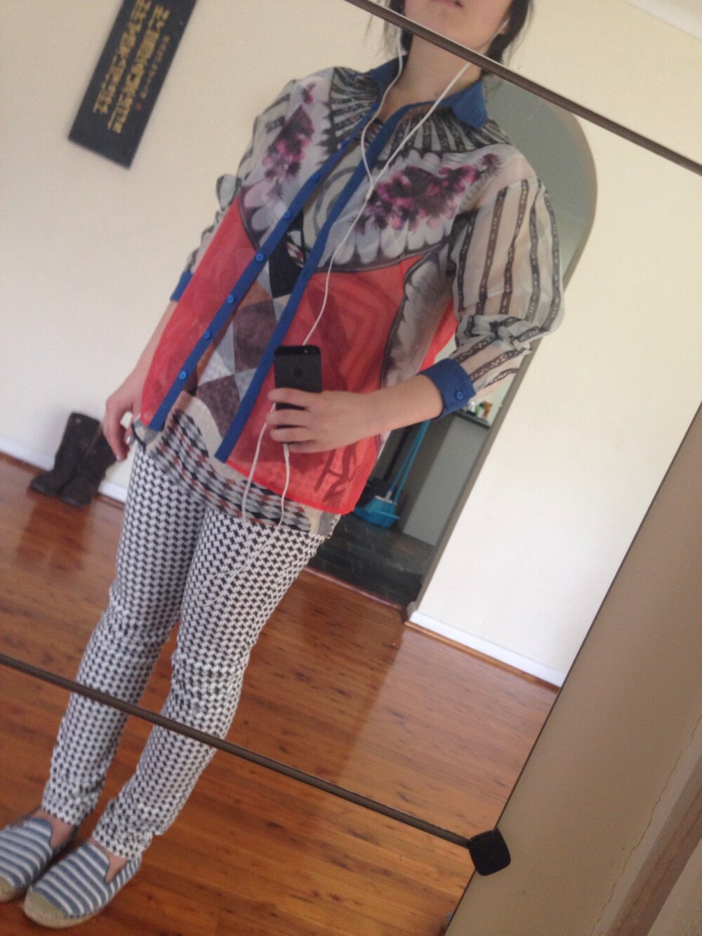 ブラウン系のその他トップスを着用したレディースの冬コーディネートの1枚目の写真