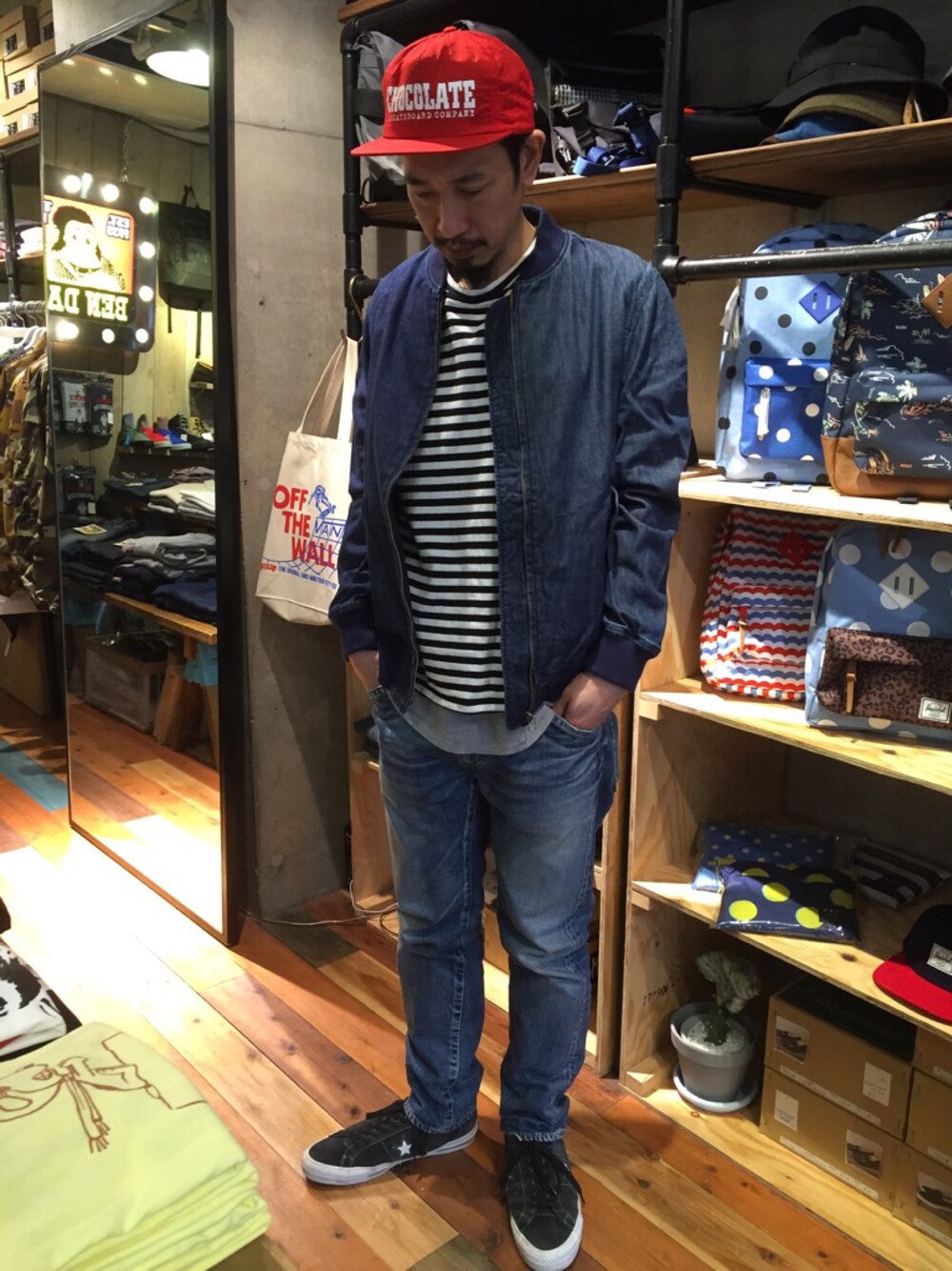 ホワイト系のTシャツ/カットソー、グレー系のTシャツ/カットソー、ブルー系のデニムジャケットを着用したメンズの春コーディネートの1枚目の写真