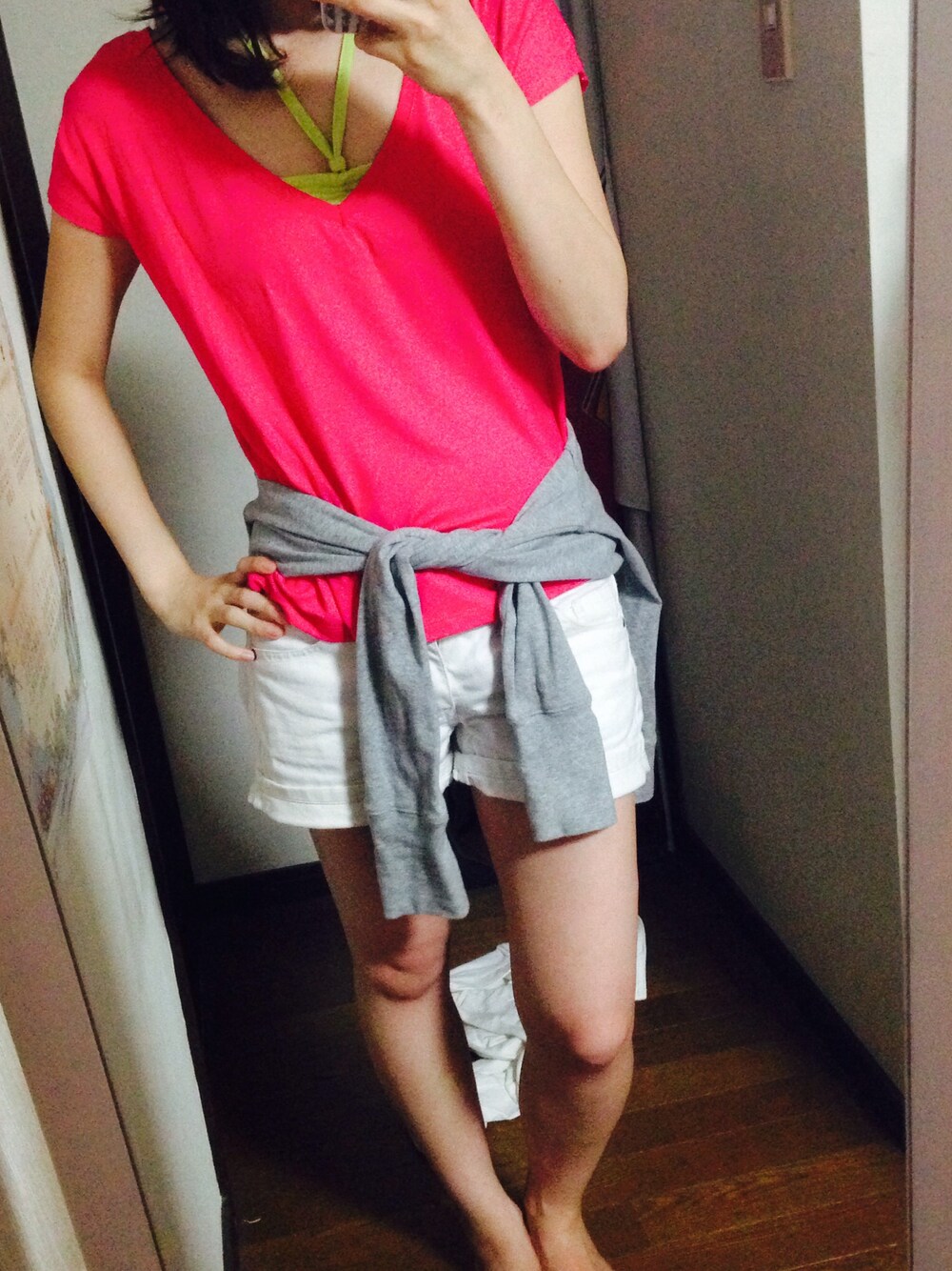 ピンク系のTシャツ/カットソー、その他のサングラスを着用したレディースの夏コーディネートの1枚目の写真