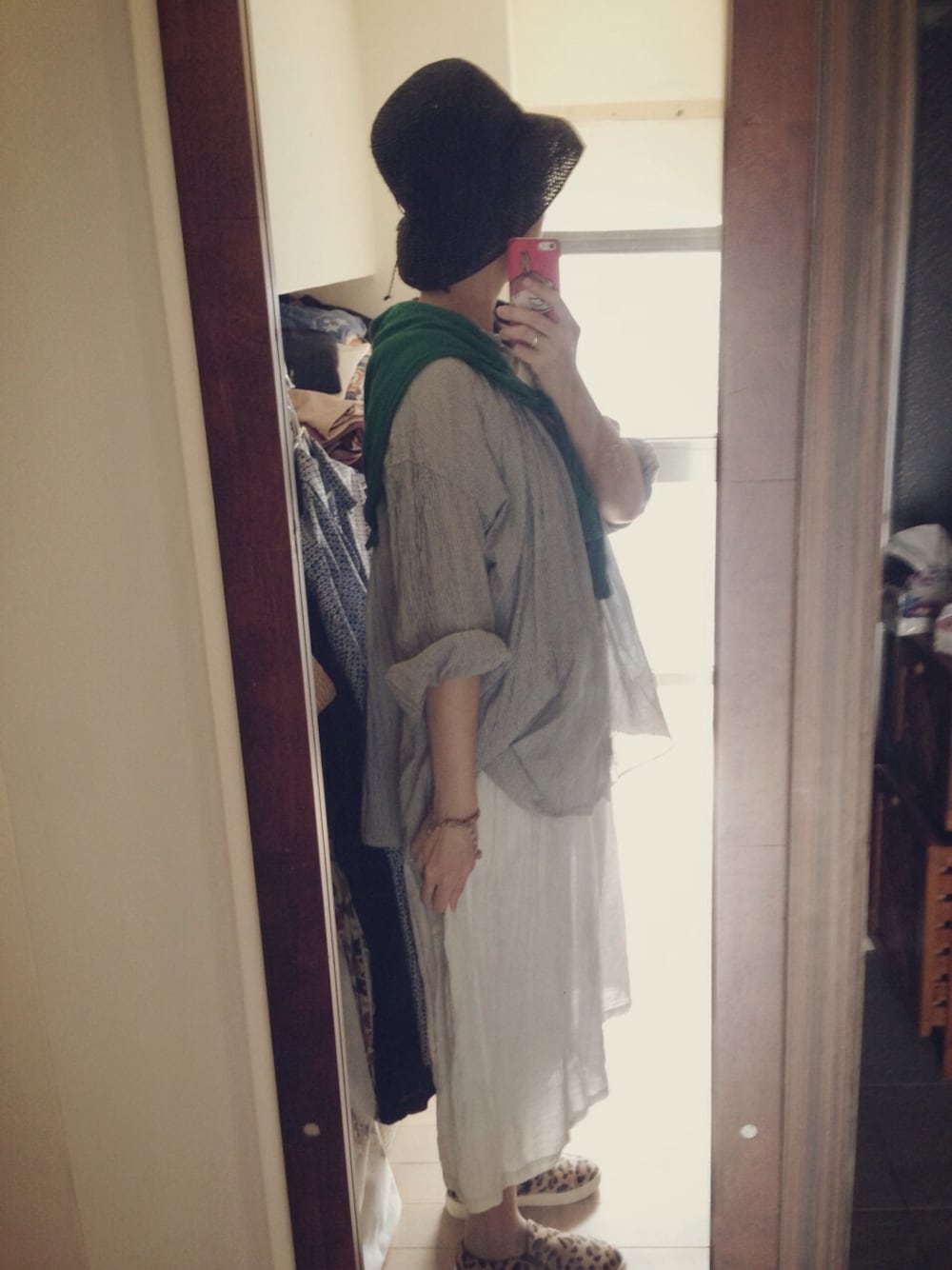 「veritecoeur、ICHI antiquite’s、MUJI、KBF、シャツ、ワンピース」｜「VeritecoeurのVeritecoeur St. ストライプシャツ（シャツ/ブラウス、グレー系）」を使った、mikaさん（レディース・169cm）の夏コーディネートの1枚目の写真