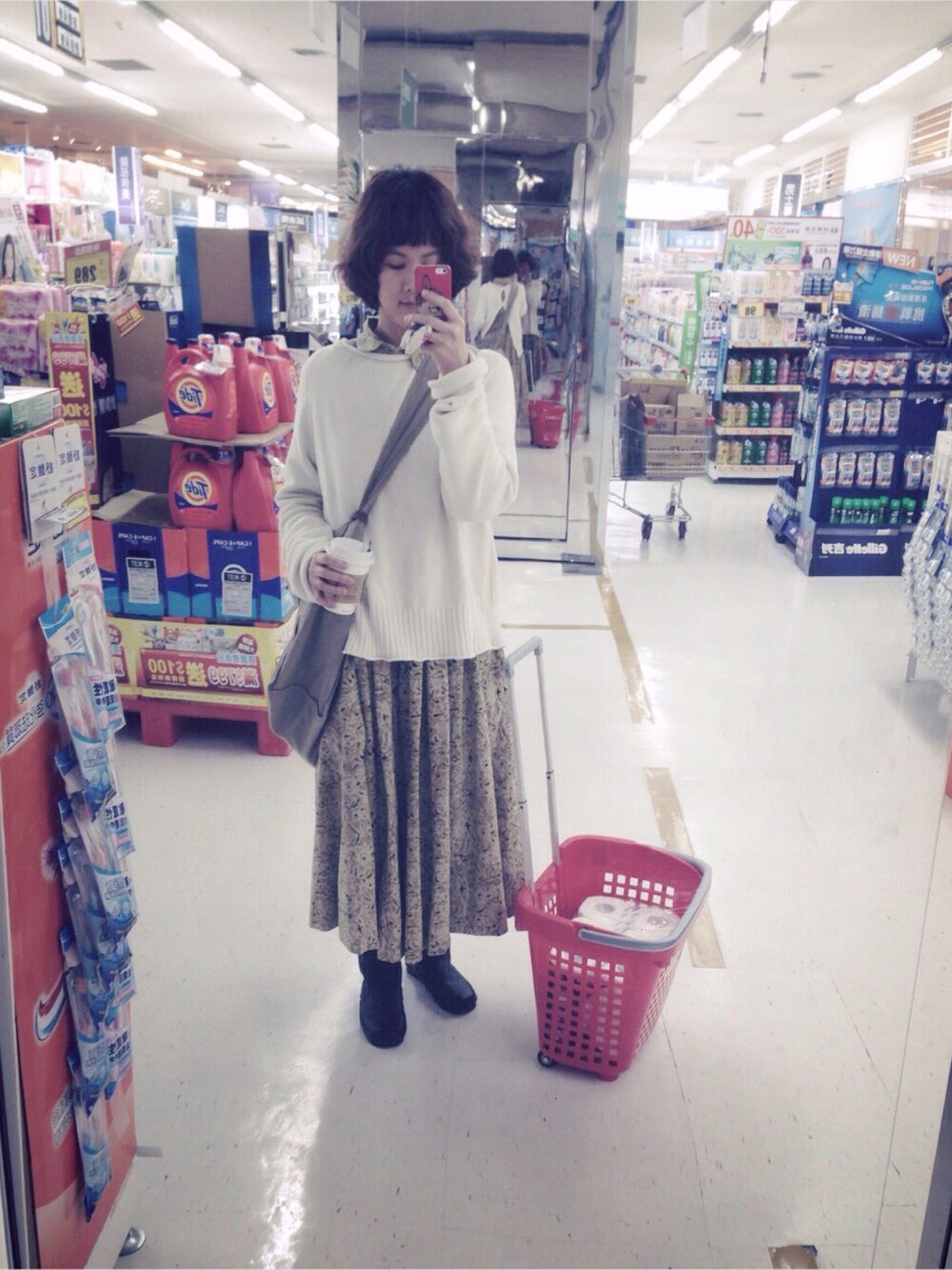 「シャツワンピ、シャツ×ニット、ワンピース カーディガン、ブーツ、khadi&co、R&D.M.CO、veritecoeur、花柄、花柄ワンピース」｜「VeritecoeurのVCK-97 2wayニット（カーディガン/ボレロ、ホワイト系）」を使った、mikaさん（レディース・169cm）の春コーディネートの1枚目の写真