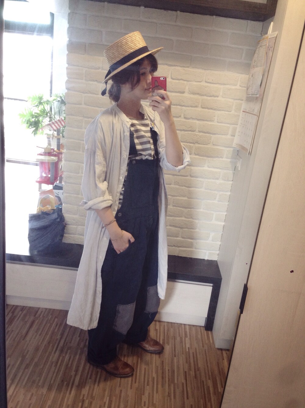 「nest robe、麦わら帽子、メンズライク、ナチュラル、リンネル、ワークスタイル、オールインワン、veritecoeur、KAPITAL、khaki」｜「nest Robeのムラカツラギオーバーオール（サロペット/オーバーオール、ブルー系）」を使った、mikaさん（レディース・169cm）の秋コーディネートの1枚目の写真