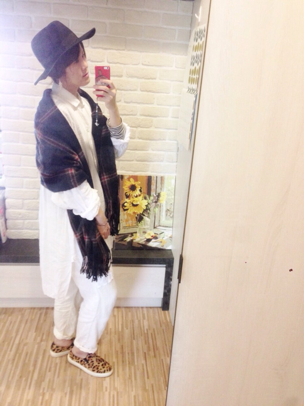 「veritecoeur、URBAN RESEARCH、BEAMS、BEAUTY&YOUTH UNITED ARROWS、united arrows、niko and ...、カジュアル、シャツワンピ、white、白パンツ」｜「MUJI Laboのウールマフラー（マフラー、ブルー系）」を使った、mikaさん（レディース・169cm）の冬コーディネートの1枚目の写真