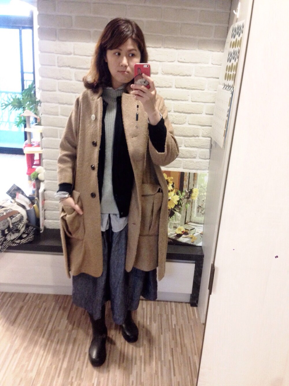 「veritecoeur、nest robe、URBAN RESEARCH、BEAMS、カジュアル、雨の日コーデ、ケープ、デニムスカート、シャツ×ニット、ナチュラル」｜「whipleのウールケープコート（その他アウター、ベージュ系）」を使った、mikaさん（レディース・169cm）の冬コーディネートの1枚目の写真