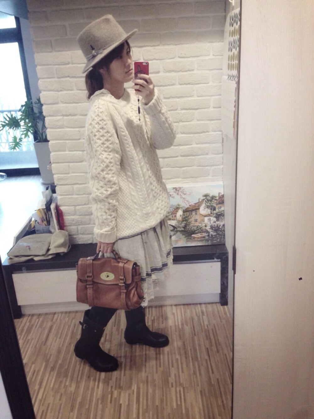 「雨の日コーデ、帽子、カジュアル、ナチュラル、veritecoeur、nest robe、BEAMS、URBAN RESEARCH、united arrows、白ニット」｜「TOUJOURSの *toujoursアラン編みニット（ニット/セーター、ホワイト系）」を使った、mikaさん（レディース・169cm）の冬コーディネートの1枚目の写真