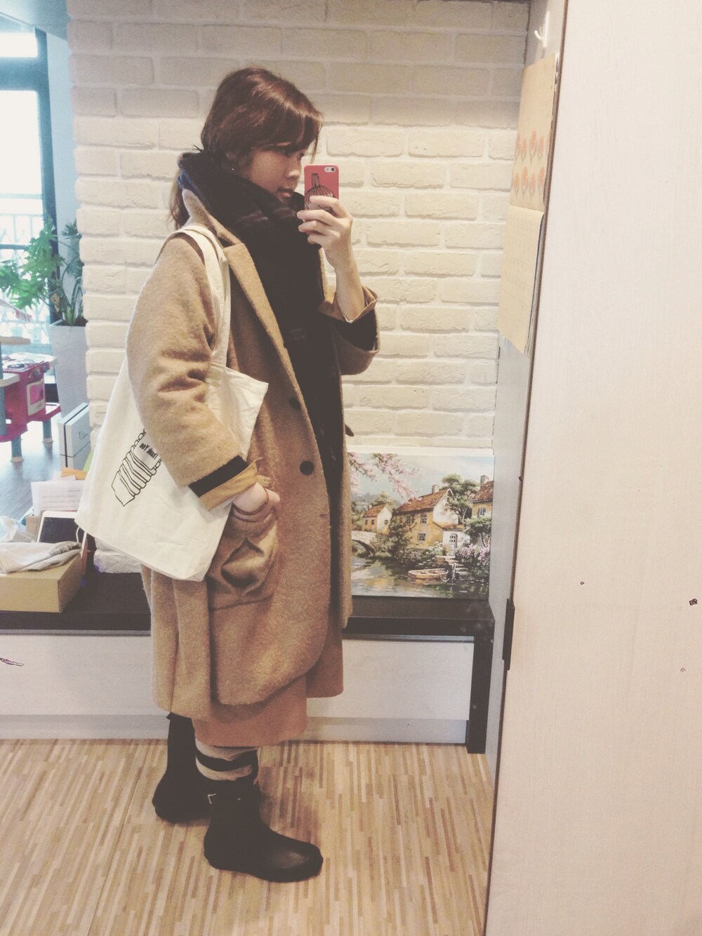 「veritecoeur、nest robe、BEAMS、united arrows、大人カジュアル、ナチュラル、雨の日コーデ、シャツワンピ、トートバッグ、カジュアルコーデ」｜「whipleのウールケープコート（その他アウター、ベージュ系）」を使った、mikaさん（レディース・169cm）の冬コーディネートの1枚目の写真