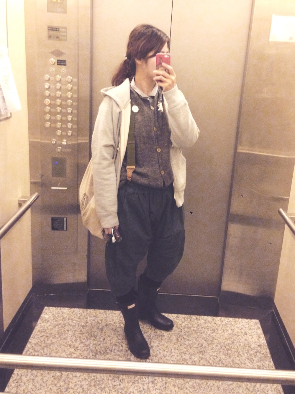 「veritecoeur、nest robe、BEAMS BOY、united arrows、パーカー グレー、シャツ×ニット、メンズライク、ナチュラルスタイル、パンツスタイル」｜「VeritecoeurのVCK-85 ニットカーディガン（ニット/セーター、ブラウン系）」を使った、mikaさん（レディース・169cm）の冬コーディネートの1枚目の写真
