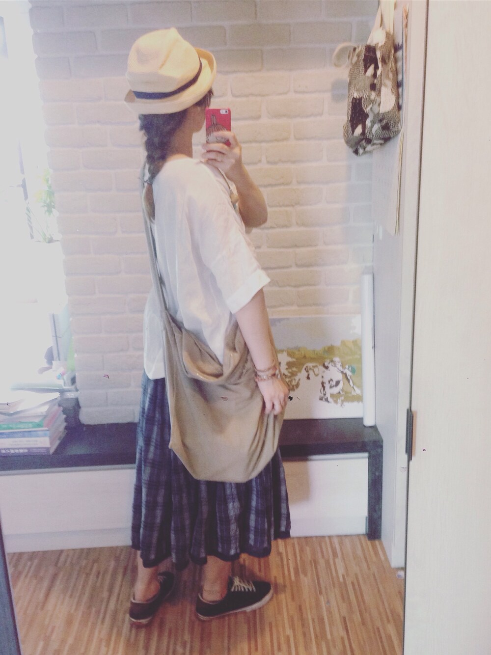 「秋のコーデ、Tシャツ、veritecoeur、nest robe、ナチュラルスタイル、リネンシャツ、チェックスカート、麦わら帽子、URBAN RESEARCH DOORS、スニーカーコーデ」｜「HonneteのBIG PKT ブラウス（シャツ/ブラウス、ホワイト系）」を使った、mikaさん（レディース・169cm）の夏コーディネートの1枚目の写真