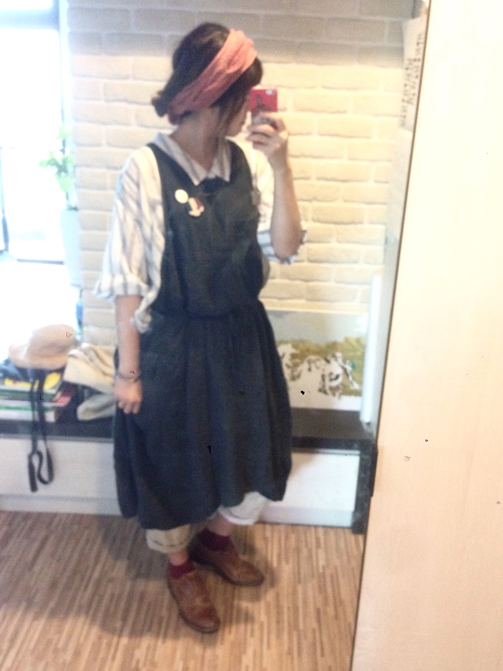 「veritecoeur、nest robe、Samansa Mos2、ナチュラルスタイル、秋のコーデ、黒、ヘアバンド、リネン、エプロン、エプロンワンピース」｜「VeritecoeurのVeritecoeur ベルギーリネンエプロンワンピース（ワンピース、ブラック系）」を使った、mikaさん（レディース・169cm）の秋コーディネートの1枚目の写真