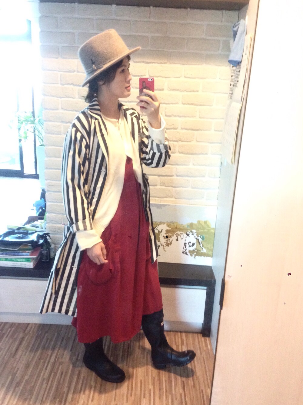 「秋のコーデ、秋冬コーデ、カジュアルコーデ、veritecoeur、nest robe、united arrows、URBAN RESEARCH、BEAMS、ナチュラルスタイル、白ニット」｜「Chez VIDALENCのアイテム（ワンピース、レッド系）」を使った、mikaさん（レディース・169cm）の秋コーディネートの1枚目の写真