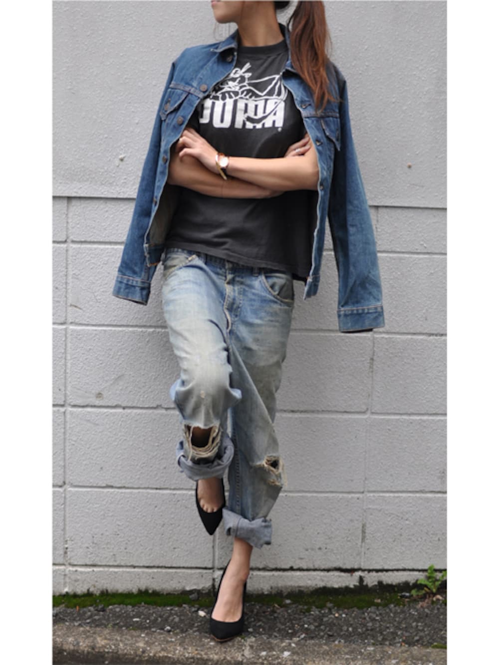 ブラック系のパンプスを着用したレディースの秋コーディネートの1枚目の写真