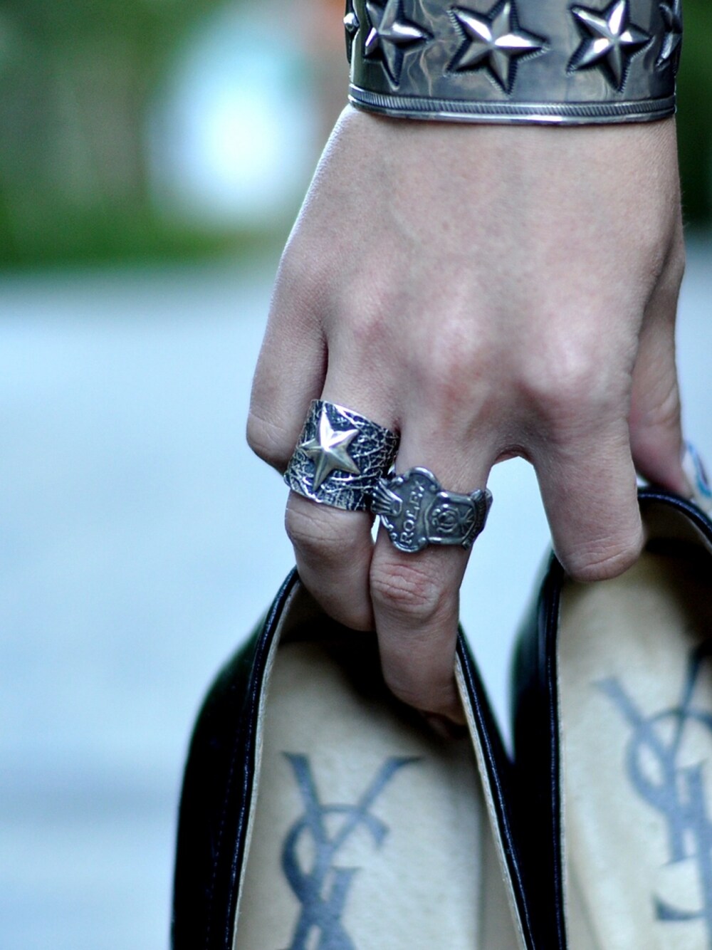 ブラウン系のブルゾン、シルバー系のリングを着用したレディースの秋コーディネートの1枚目の写真